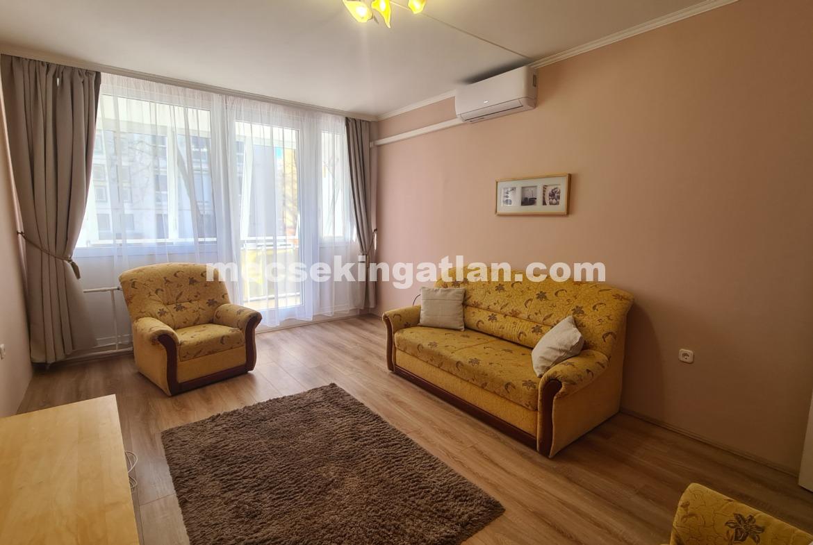 Pécs, Kertváros Csikor Kálmán utcában kiadó 2+1 fél szobás lakás