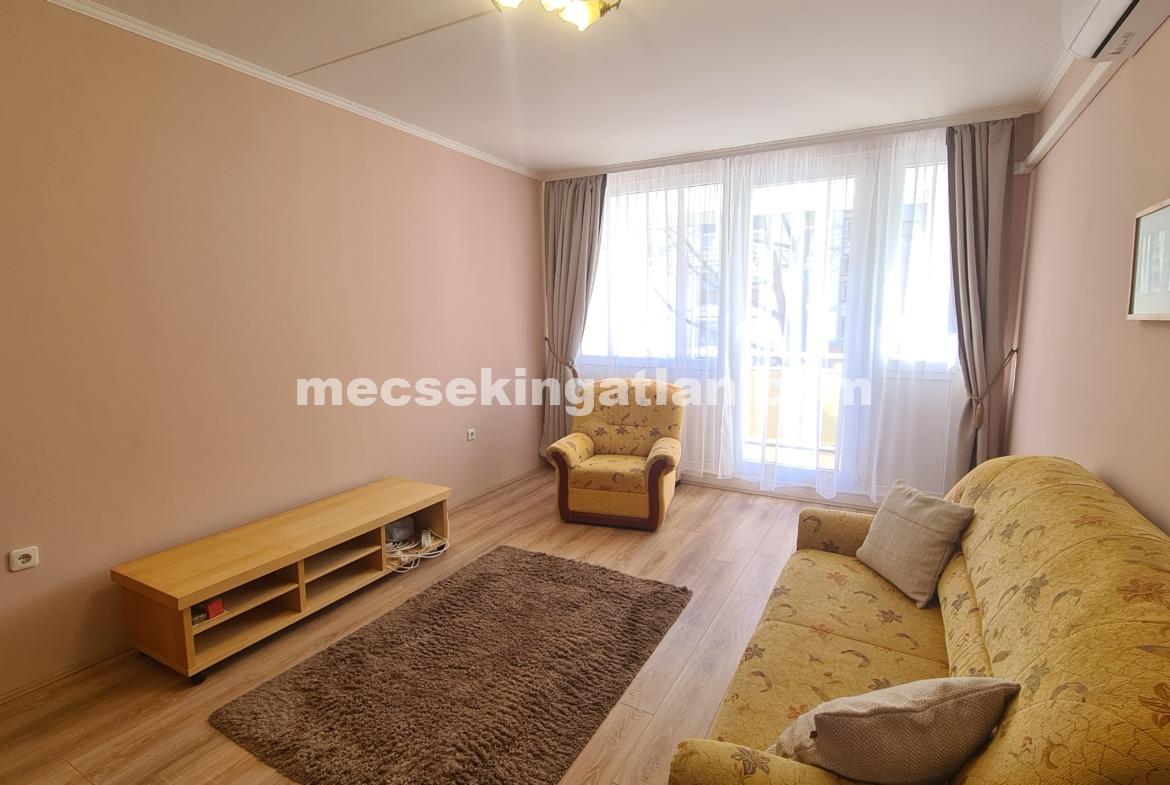 Pécs, Kertváros Csikor Kálmán utcában kiadó 2+1 fél szobás lakás