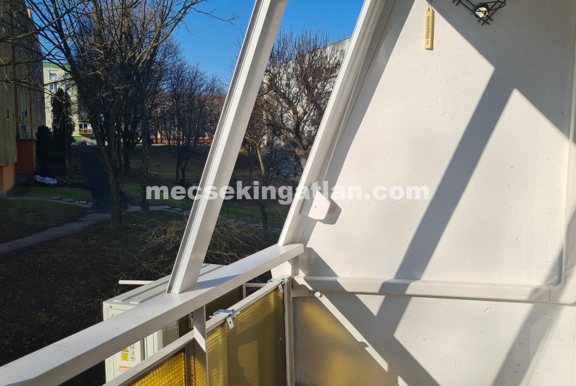 Pécs, Kertváros Csikor Kálmán utcában kiadó 2+1 fél szobás lakás
