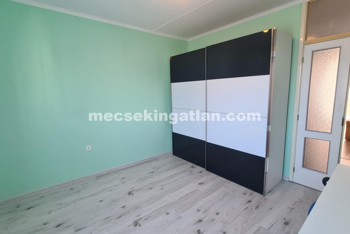 Pécs, Kertváros Csikor Kálmán utcában kiadó 2+1 fél szobás lakás