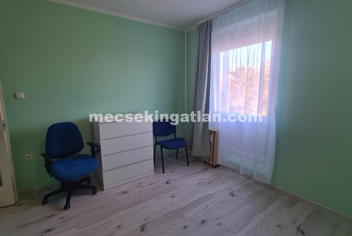 Pécs, Kertváros Csikor Kálmán utcában kiadó 2+1 fél szobás lakás