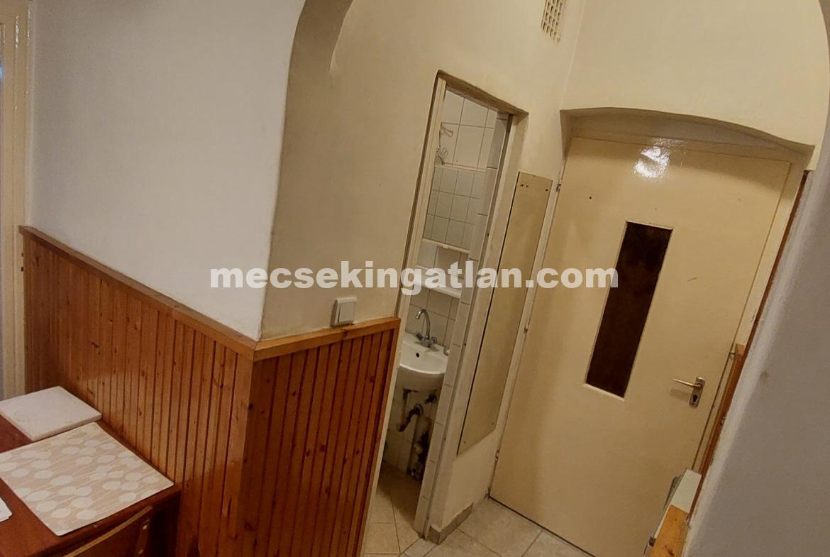 Pécs belvárosban kiadó 1,5 szobás utcafronti téglalakás közös udvarral