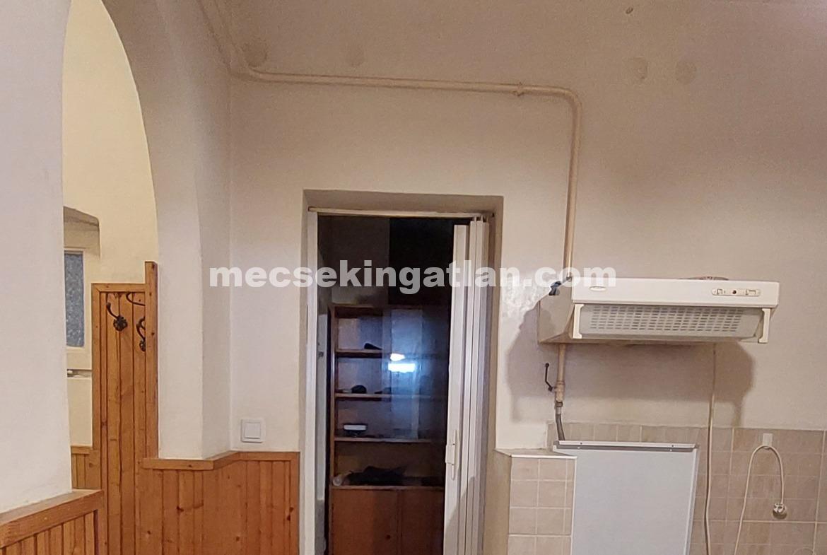 Pécs belvárosban kiadó 1,5 szobás utcafronti téglalakás közös udvarral