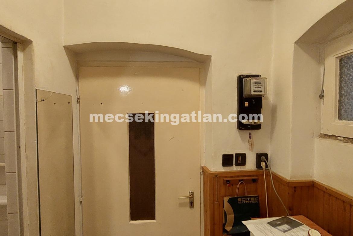Pécs belvárosban kiadó 1,5 szobás utcafronti téglalakás közös udvarral