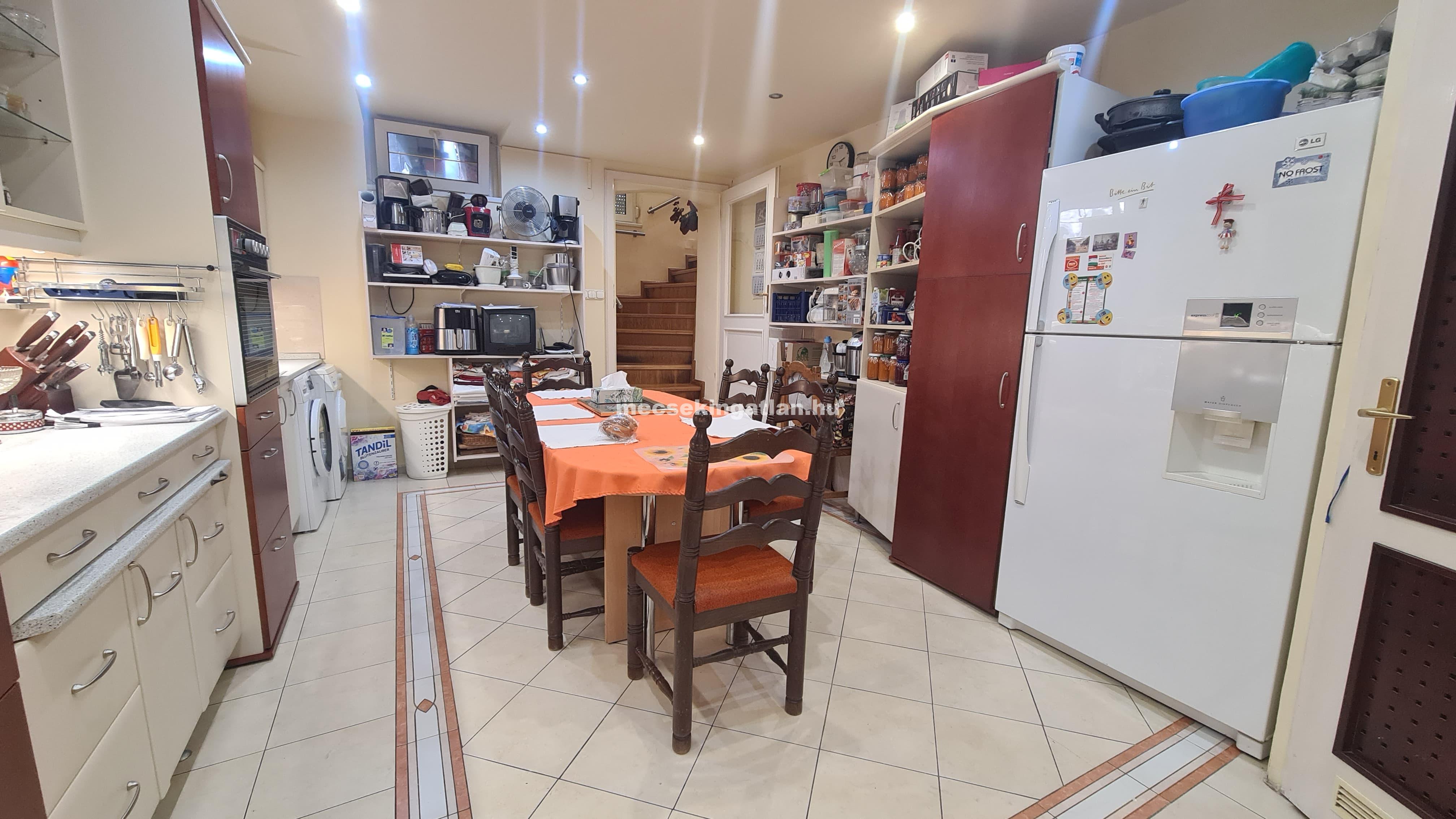 Kiadó Egyetemvárosban ATLÉTA utcában családi házban apartman diákok részére