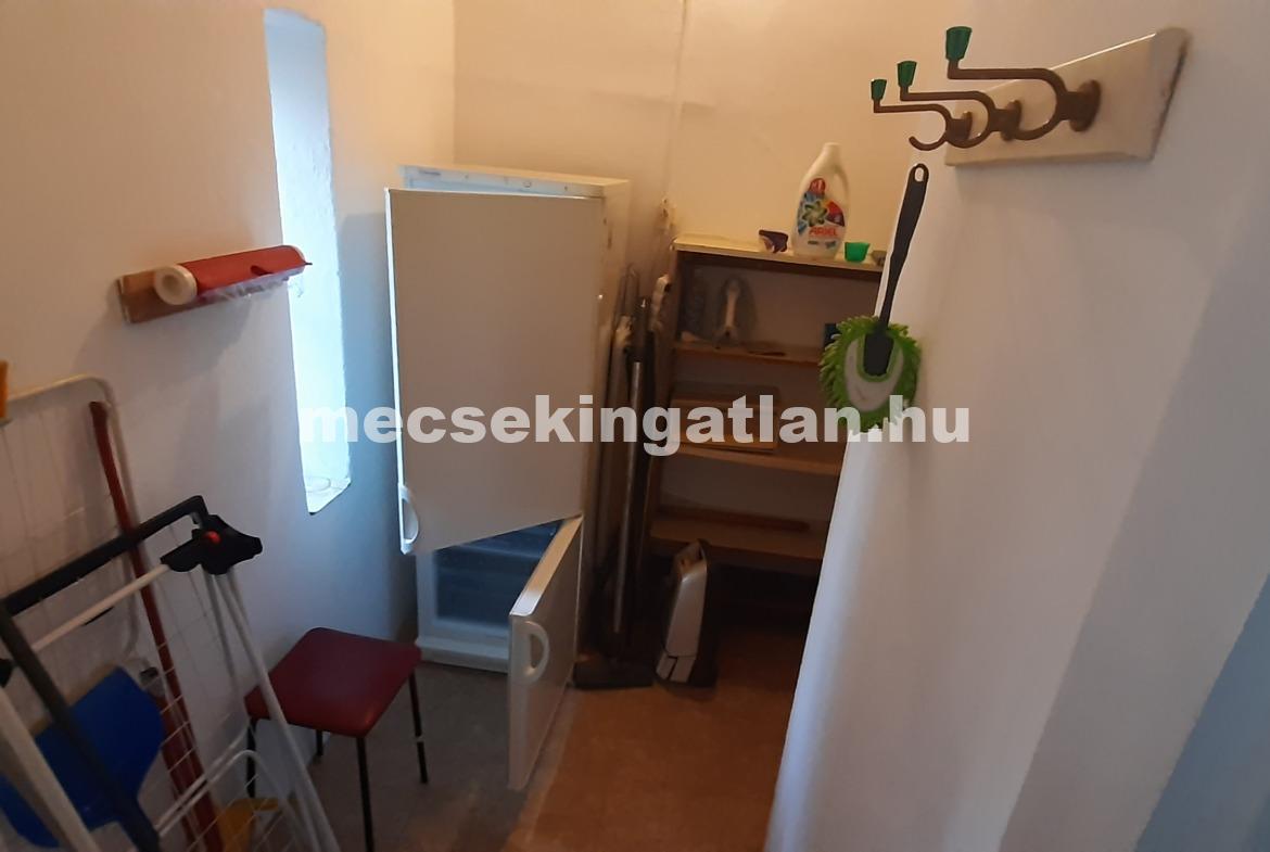 Pécs, Egyetemvárosban a Damjanich utcában eladó 3 szintes családi ház – két garázzsal.