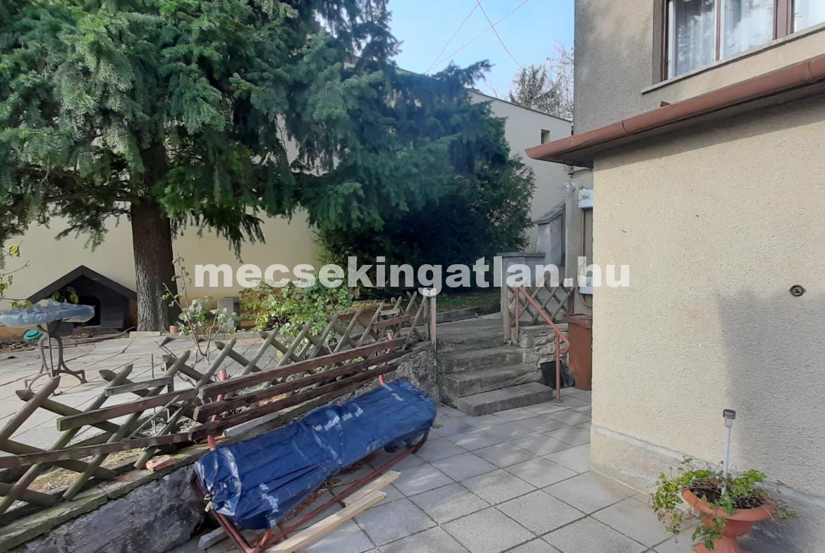 Pécs, Egyetemvárosban a Damjanich utcában eladó 3 szintes családi ház – két garázzsal.