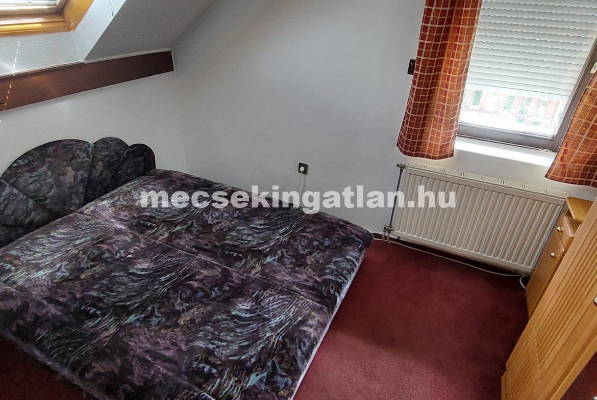 Pécs, Egyetemvárosban a Damjanich utcában eladó 3 szintes családi ház – két garázzsal.