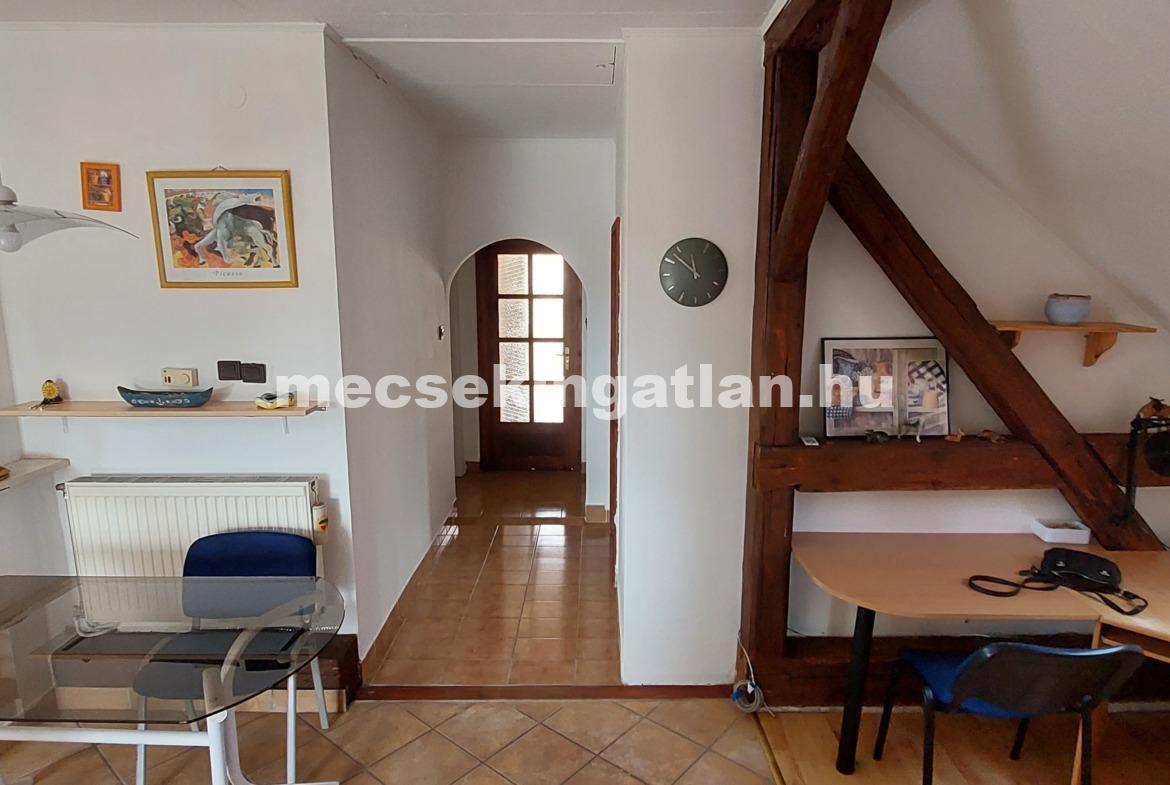 Pécs, Egyetemvárosban a Damjanich utcában eladó 3 szintes családi ház – két garázzsal.
