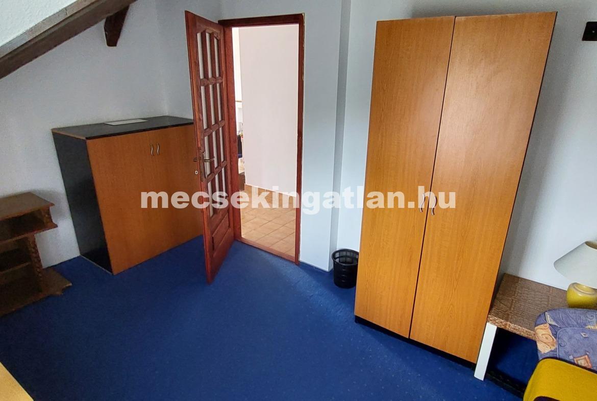 Pécs, Egyetemvárosban a Damjanich utcában eladó 3 szintes családi ház – két garázzsal.