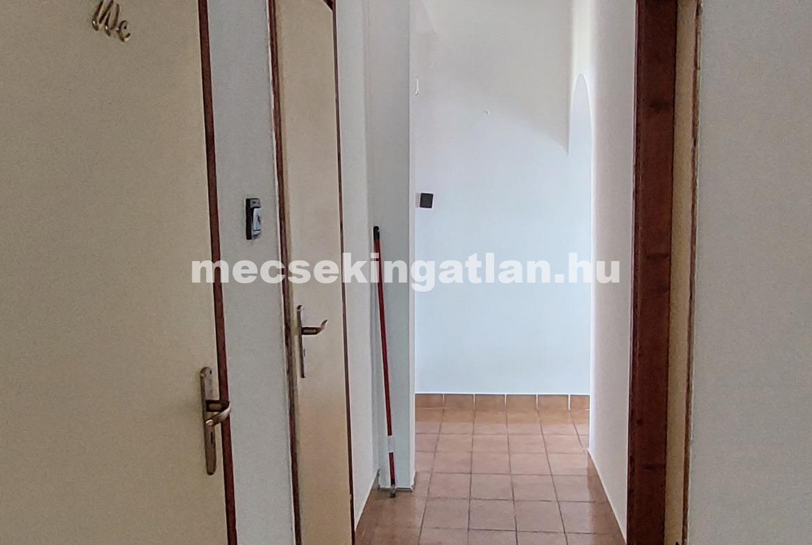 Pécs, Egyetemvárosban a Damjanich utcában eladó 3 szintes családi ház – két garázzsal.