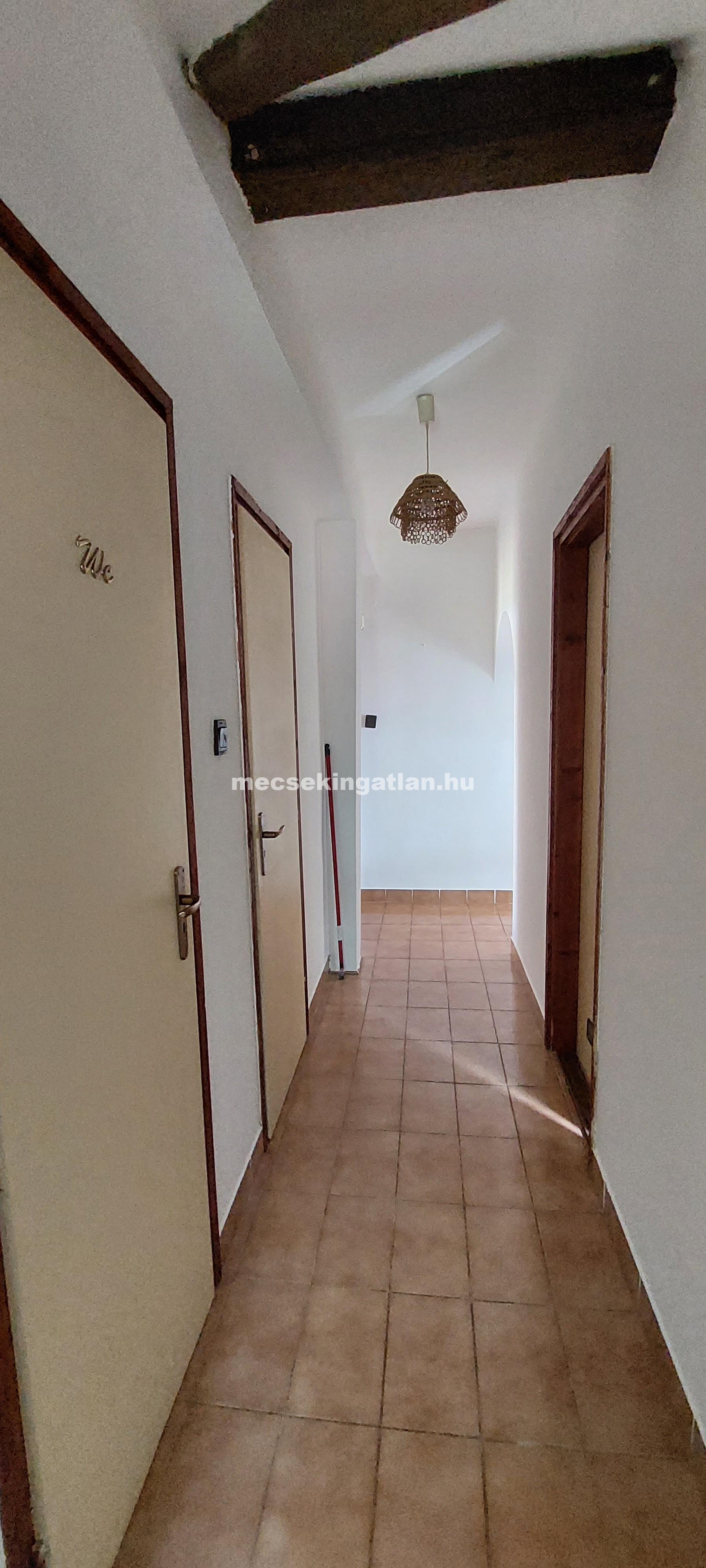 Pécs, Egyetemvárosban a Damjanich utcában eladó 3 szintes családi ház – két garázzsal.