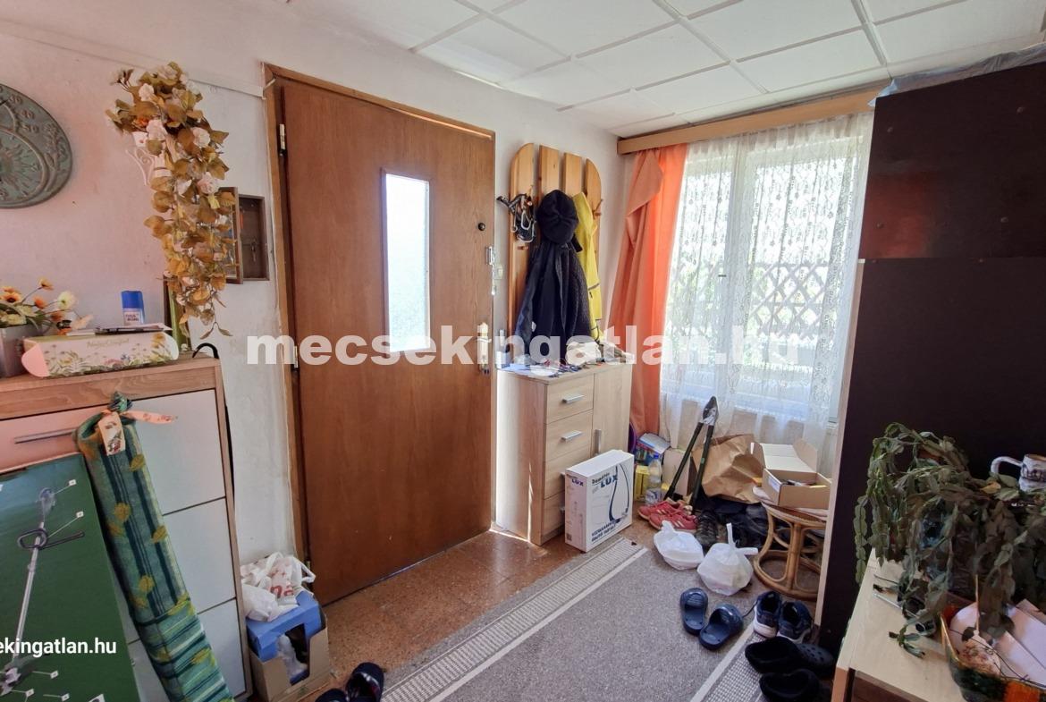 Pécs, Egyetemvárosban a Damjanich utcában eladó 3 szintes családi ház – két garázzsal.
