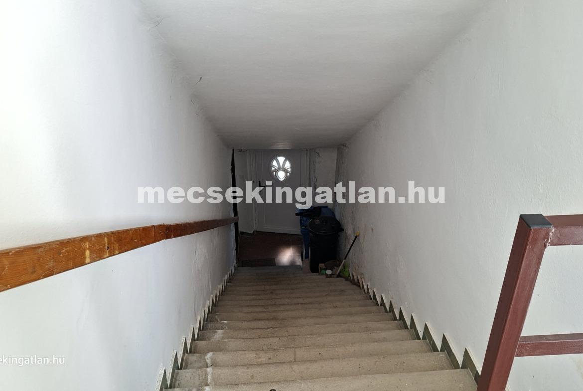 Pécs, Egyetemvárosban a Damjanich utcában eladó 3 szintes családi ház – két garázzsal.
