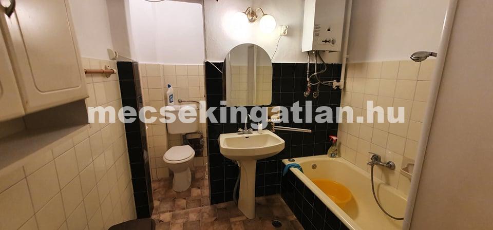 Pécs, Egyetemvárosban a Damjanich utcában eladó 3 szintes családi ház – két garázzsal.