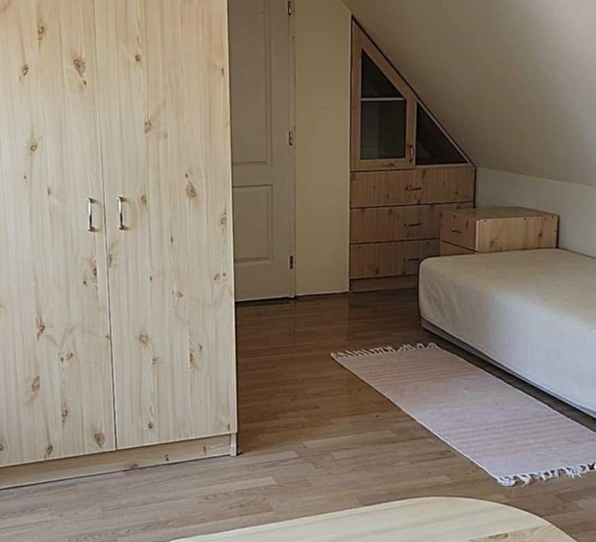 Kiadó Egyetemvárosban ATLÉTA utcában családi házban apartman diákok részére