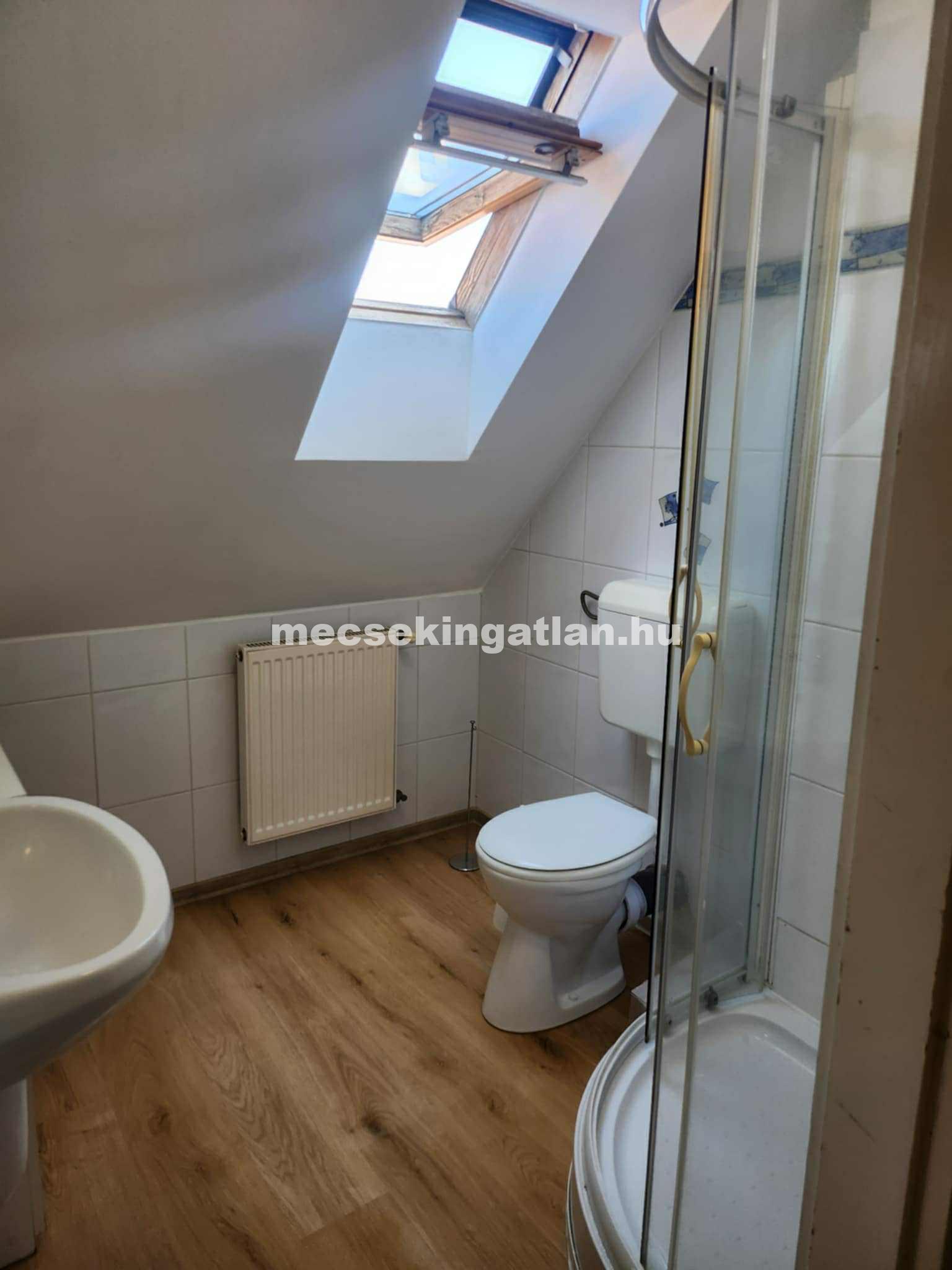 Kiadó Egyetemvárosban ATLÉTA utcában családi házban apartman diákok részére