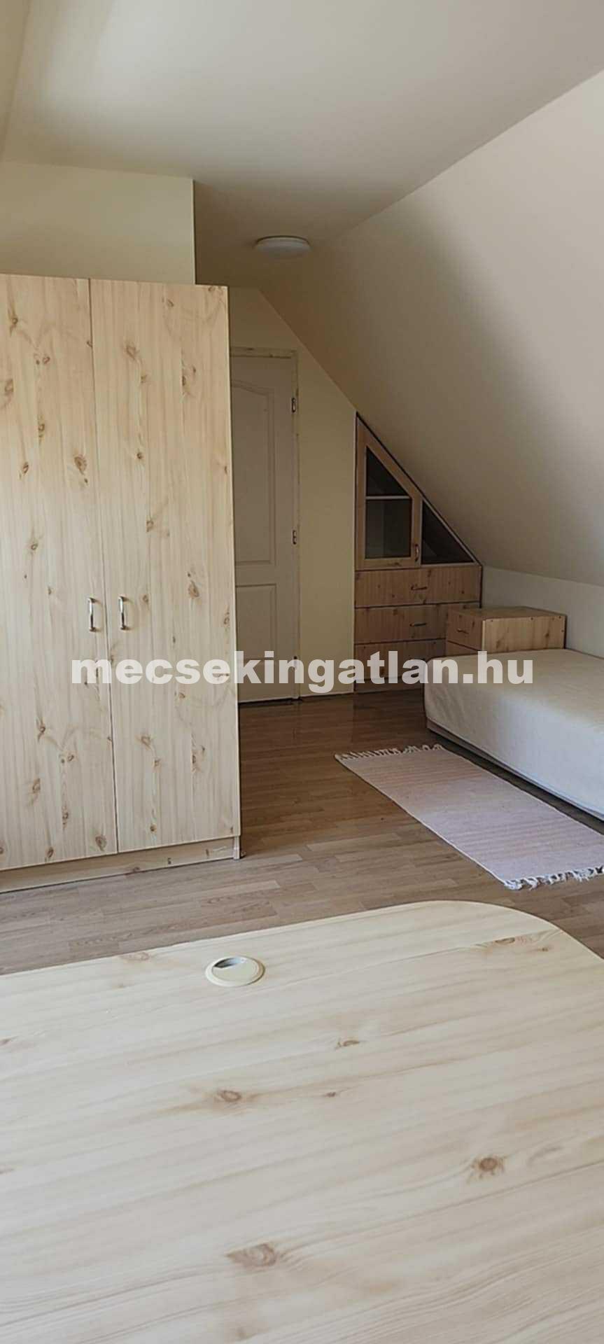 Kiadó Egyetemvárosban ATLÉTA utcában családi házban apartman diákok részére