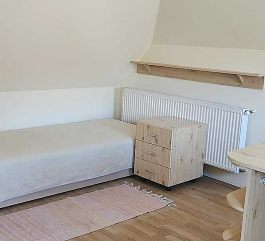 Kiadó Egyetemvárosban ATLÉTA utcában családi házban apartman diákok részére