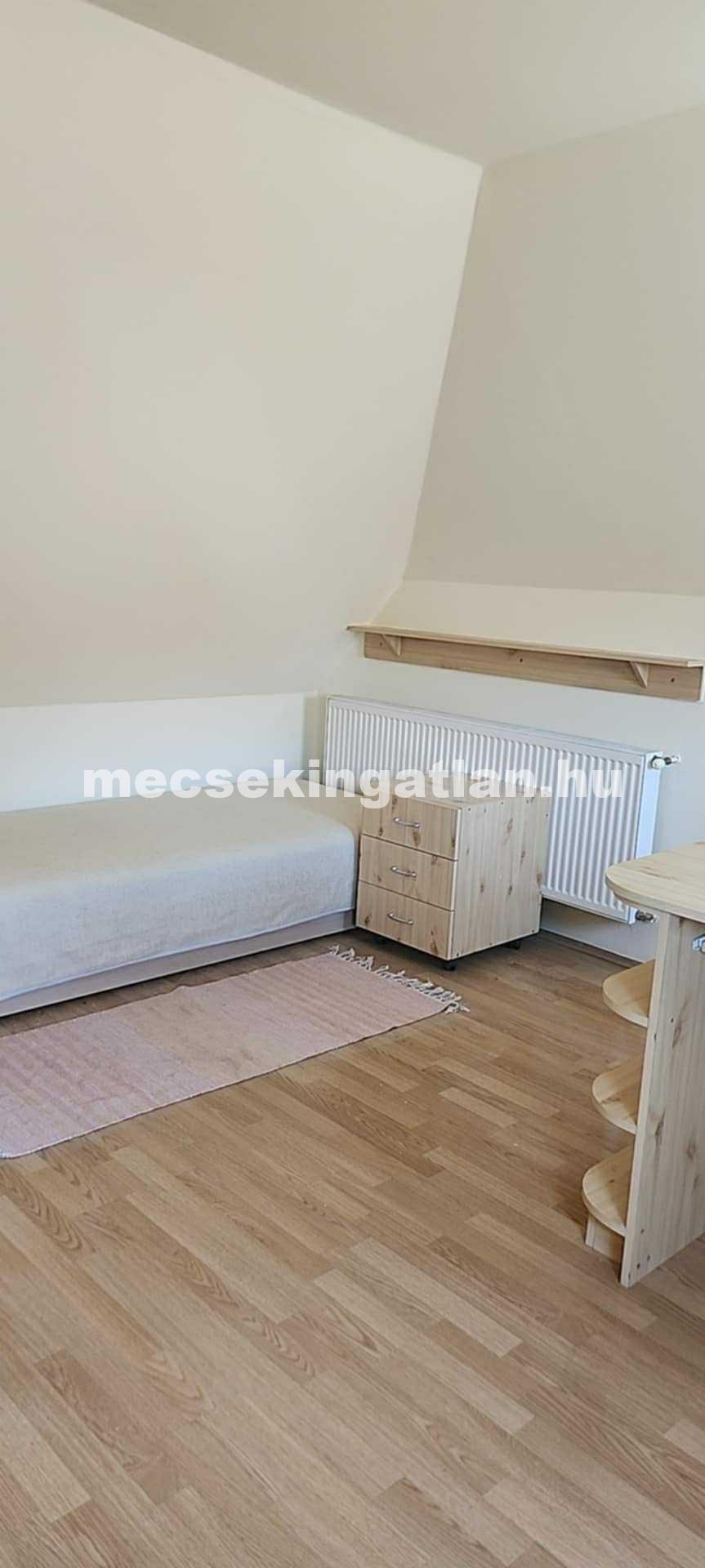 Kiadó Egyetemvárosban ATLÉTA utcában családi házban apartman diákok részére