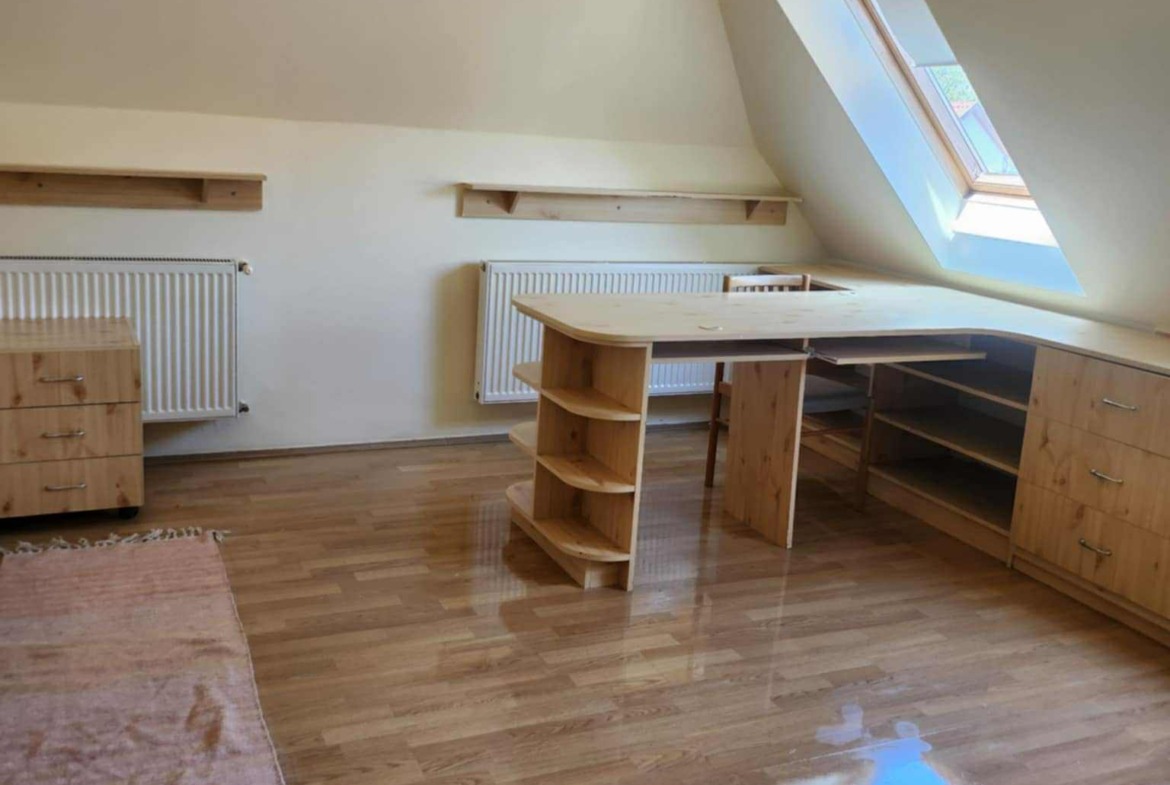 Kiadó Egyetemvárosban ATLÉTA utcában családi házban apartman diákok részére
