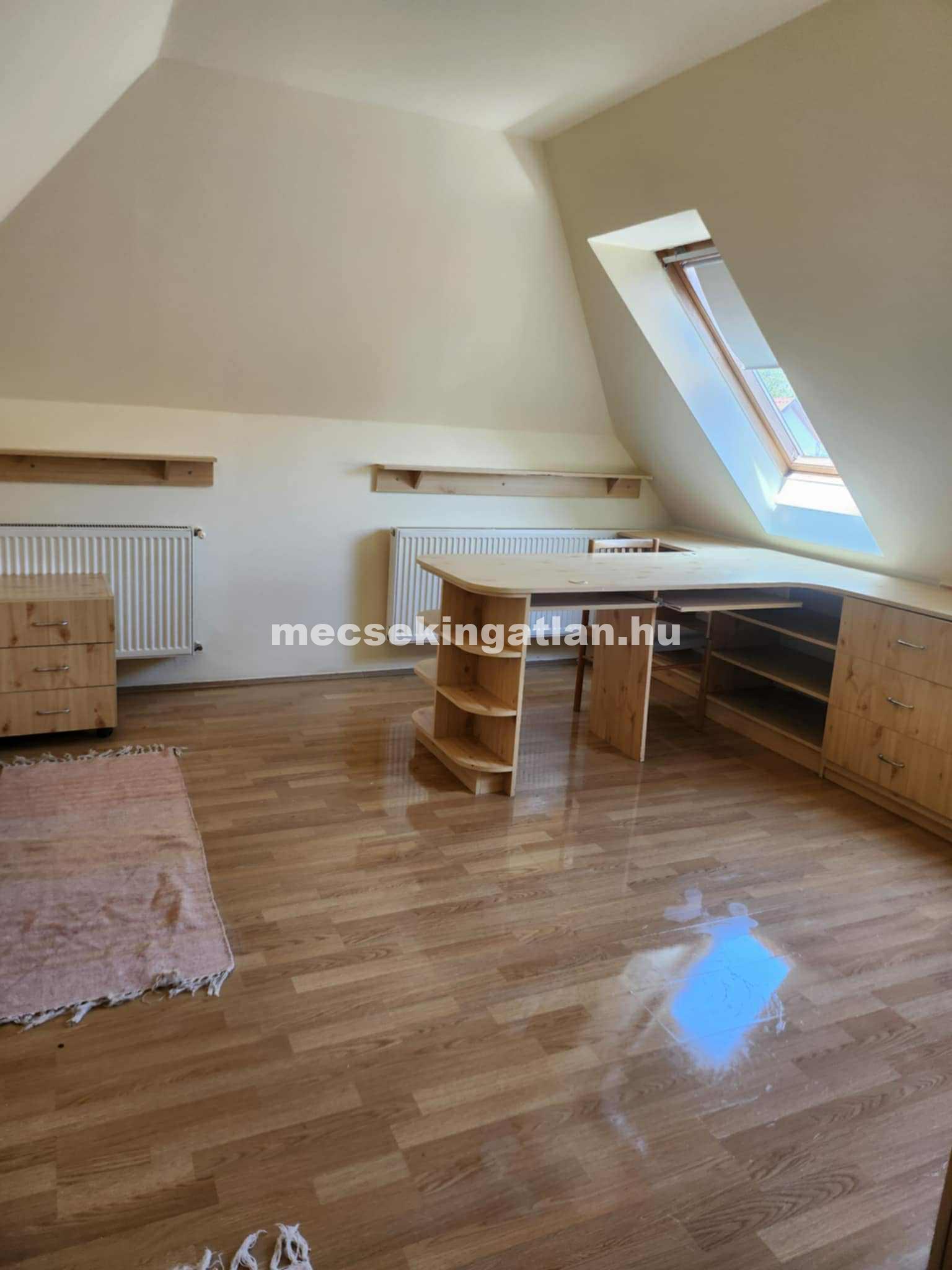 Kiadó Egyetemvárosban ATLÉTA utcában családi házban apartman diákok részére