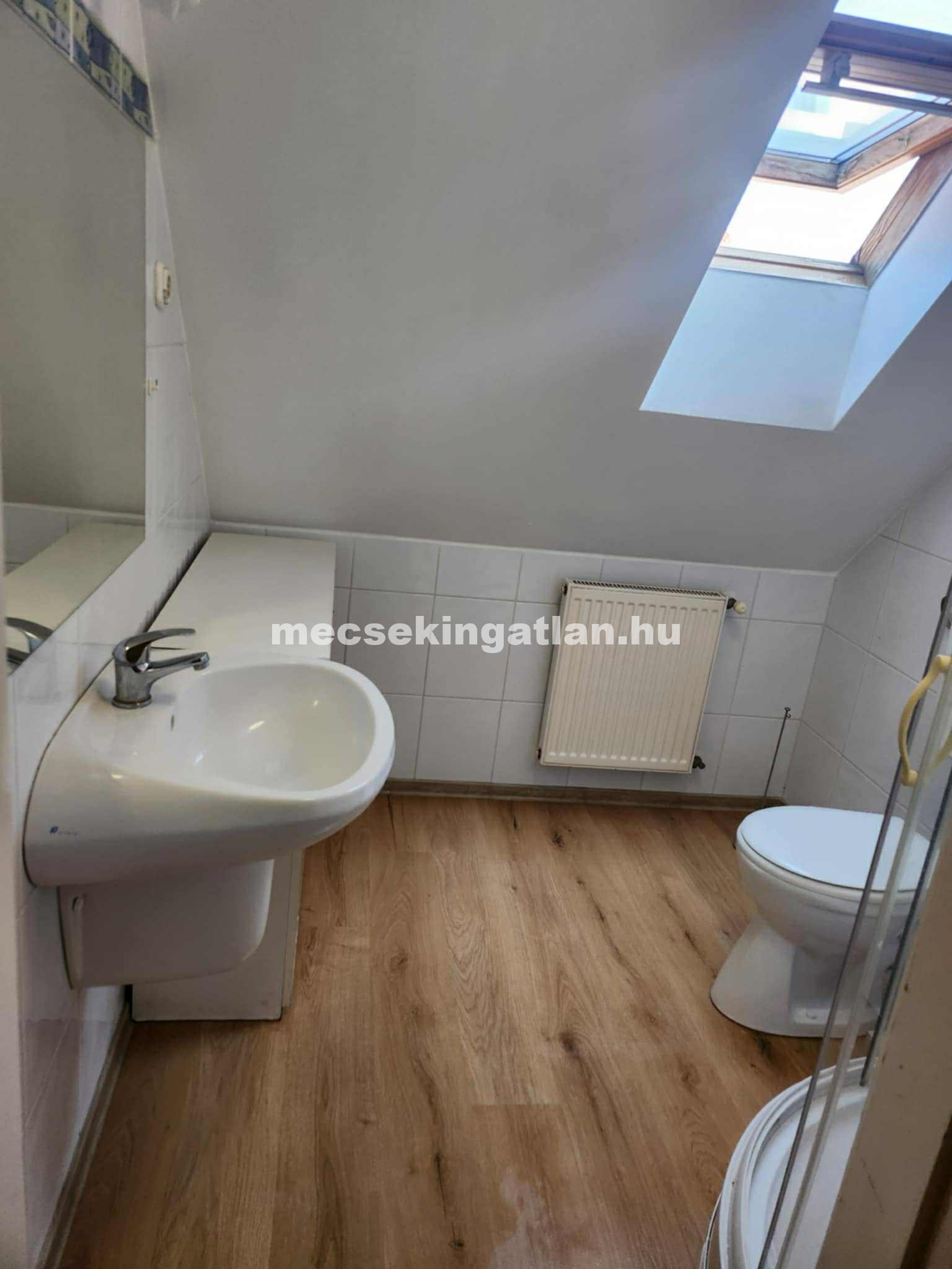 Kiadó Egyetemvárosban ATLÉTA utcában családi házban apartman diákok részére
