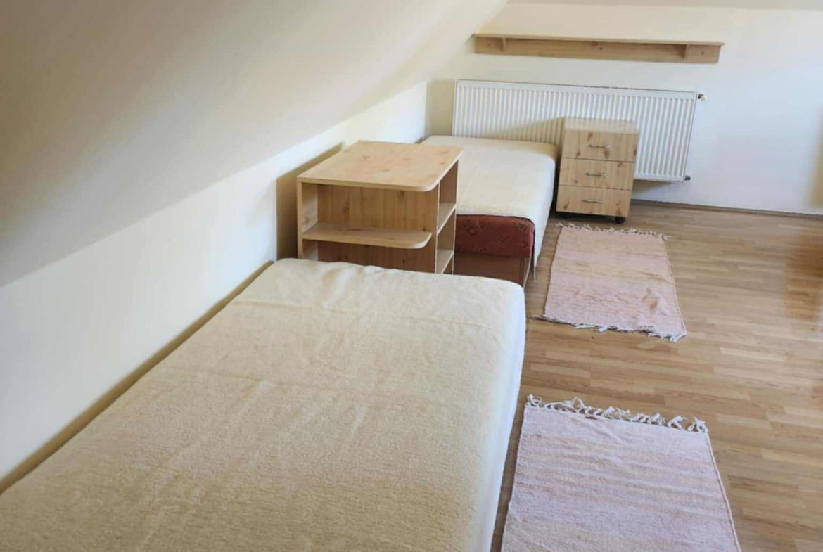 Kiadó Egyetemvárosban ATLÉTA utcában családi házban apartman diákok részére