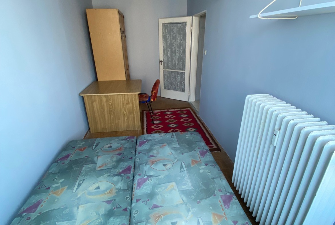 Péchy Blanka téren kiadó 8.emeleti 2 szobás lakás mindkét szobája diákoknak
