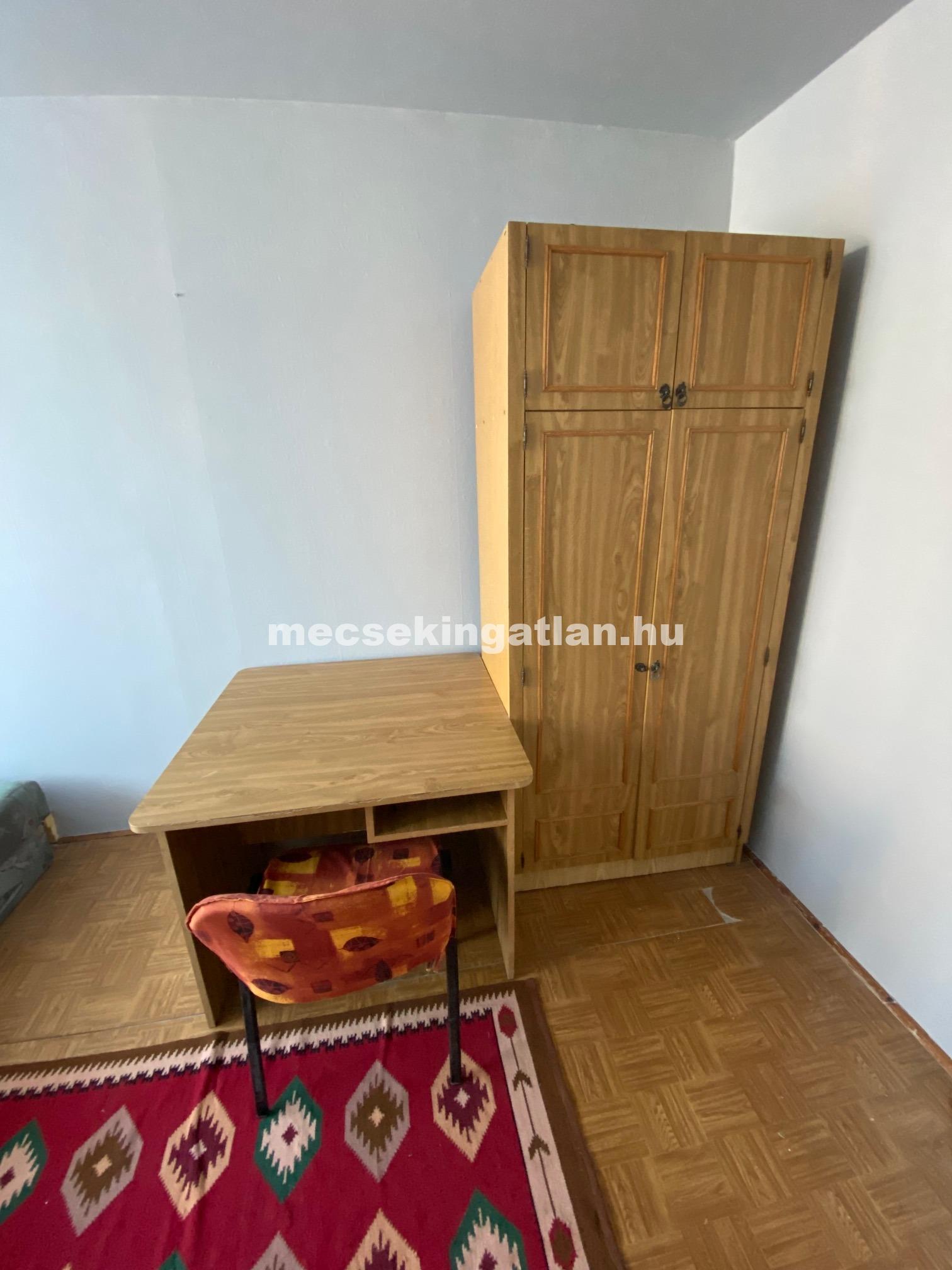 Péchy Blanka téren kiadó 8.emeleti 2 szobás lakás mindkét szobája diákoknak