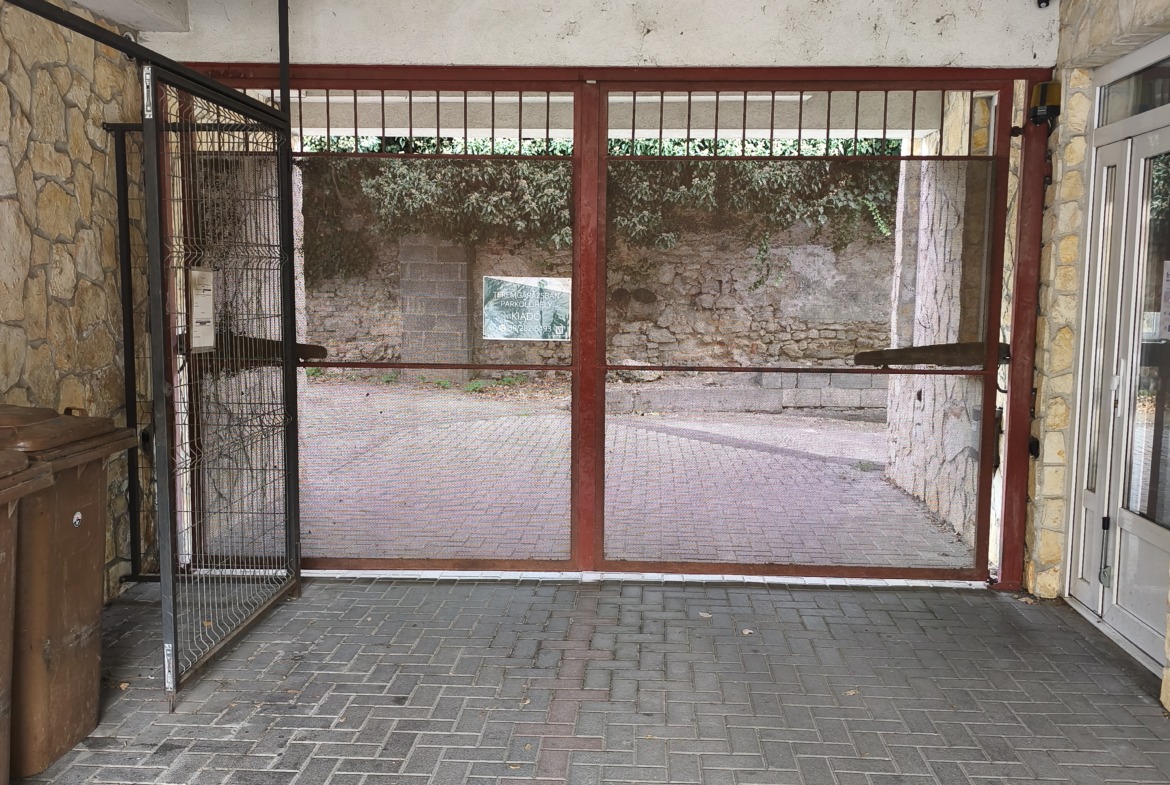 Kiadó Pécs belvárosában a Liszt Ferenc utcában teremgarázshely 1 autó részére
