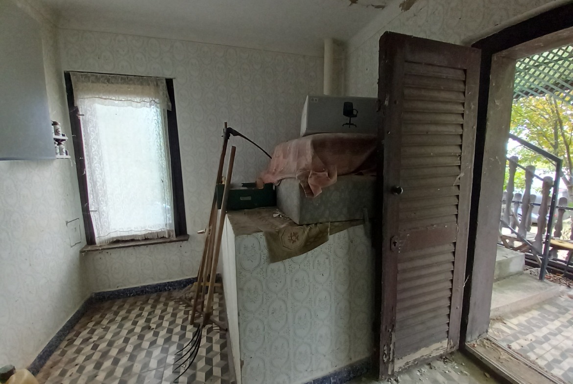 Harkány, Tenkes hegyen lakható épület kerttel, erdőrésszel eladó!