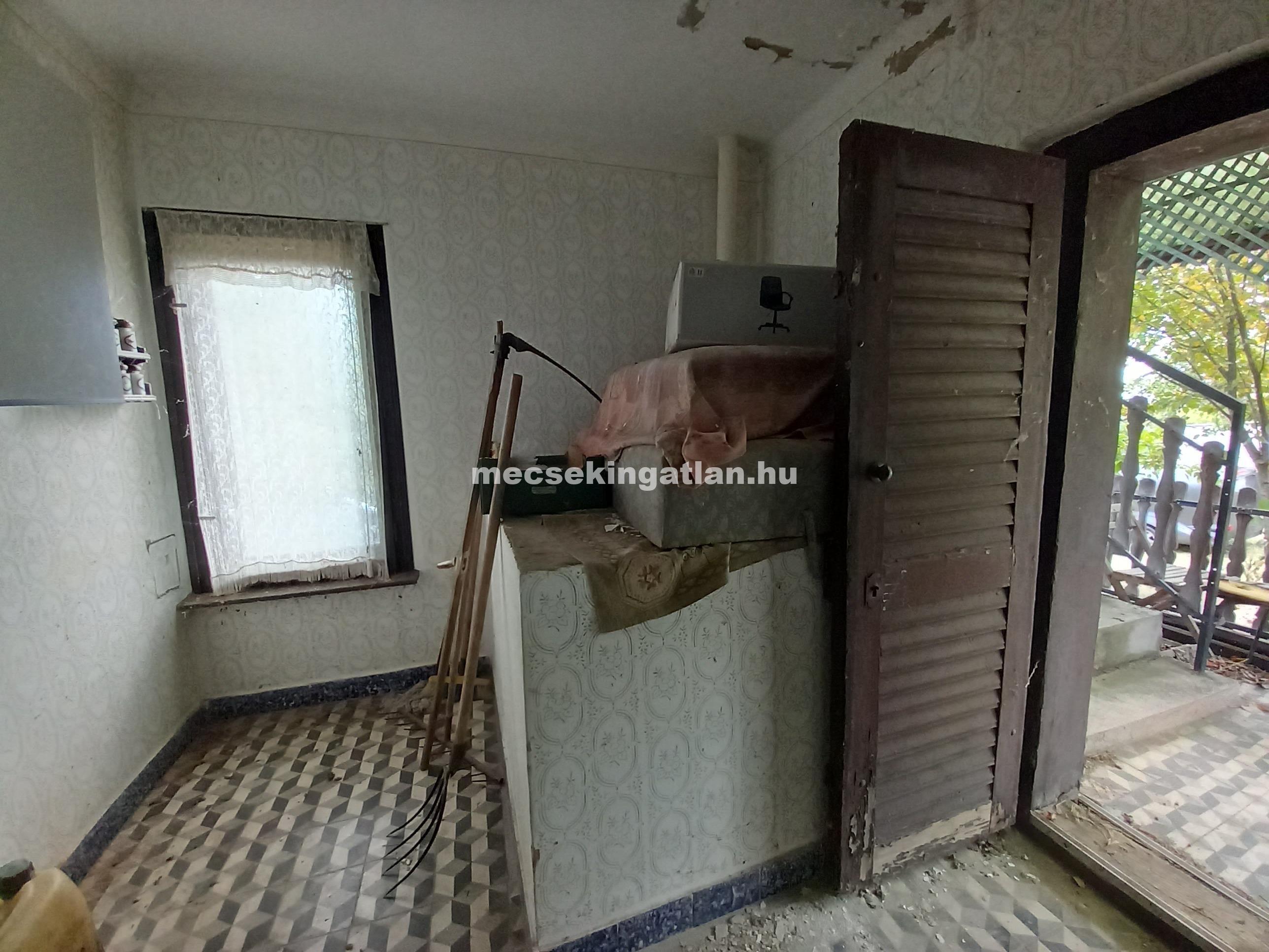 Harkány, Tenkes hegyen lakható épület kerttel, erdőrésszel eladó!
