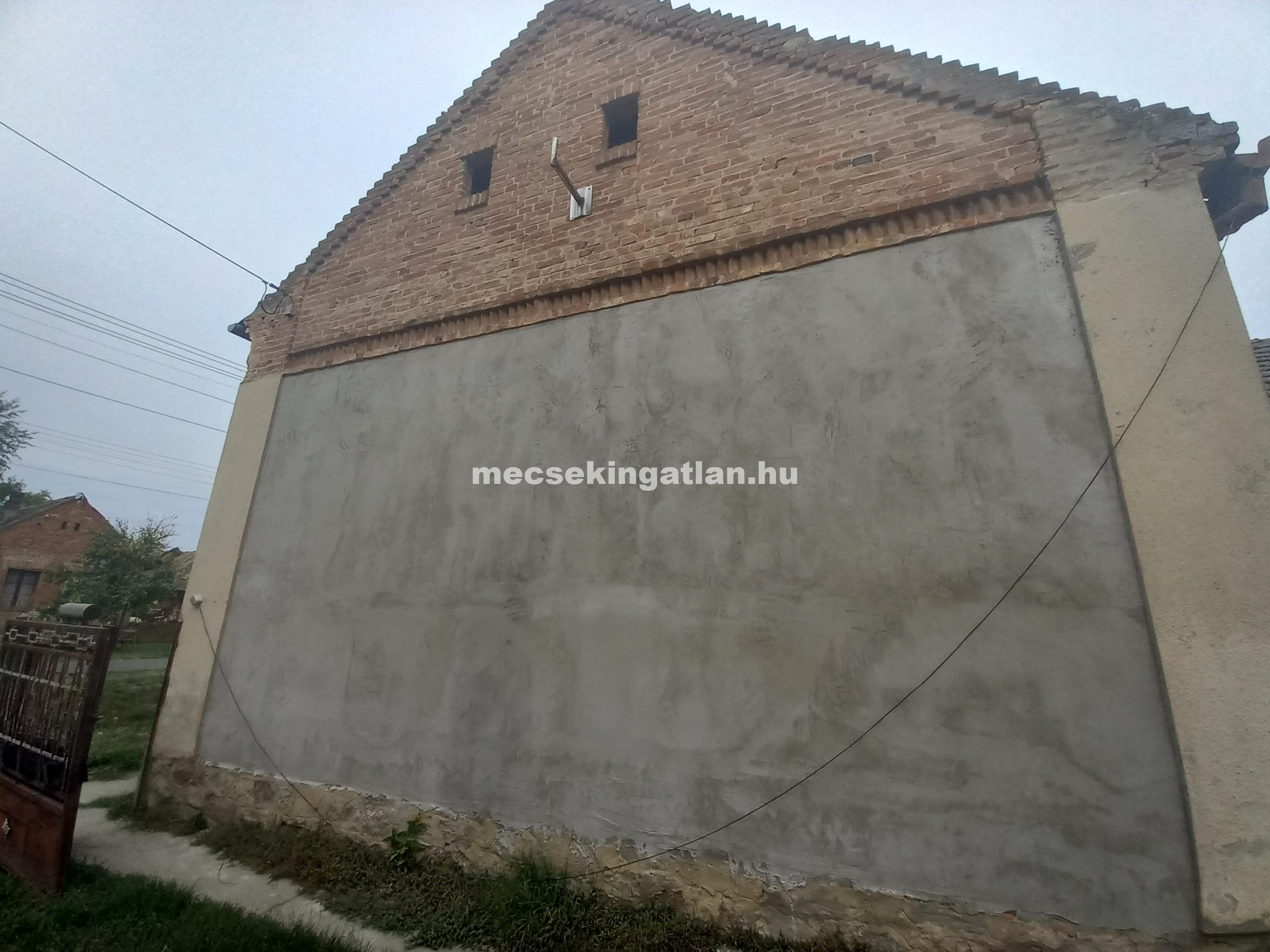 Pécstől 30 km távolságra Rózsafán eladó családi ház!