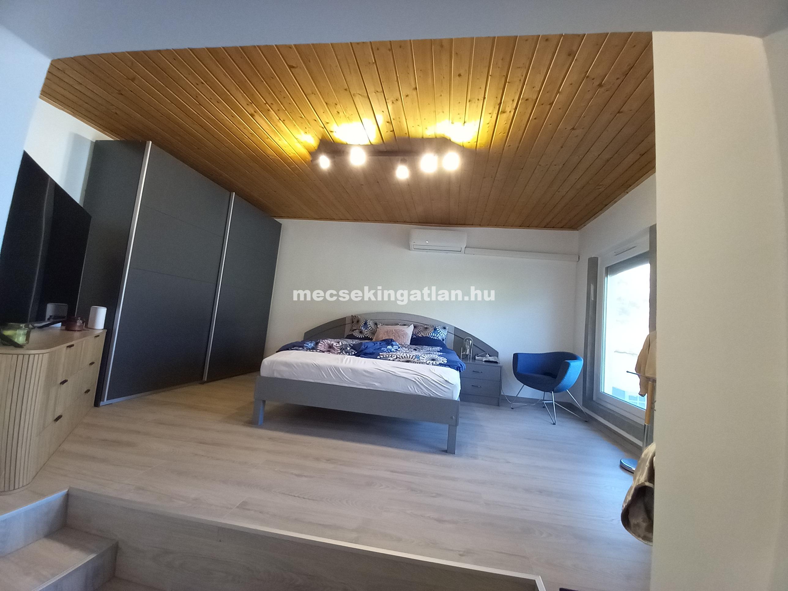 Pécsett a Zsolnay Vilmos utcában kertes, első emeleti téglalakás kiadó garázs használattal