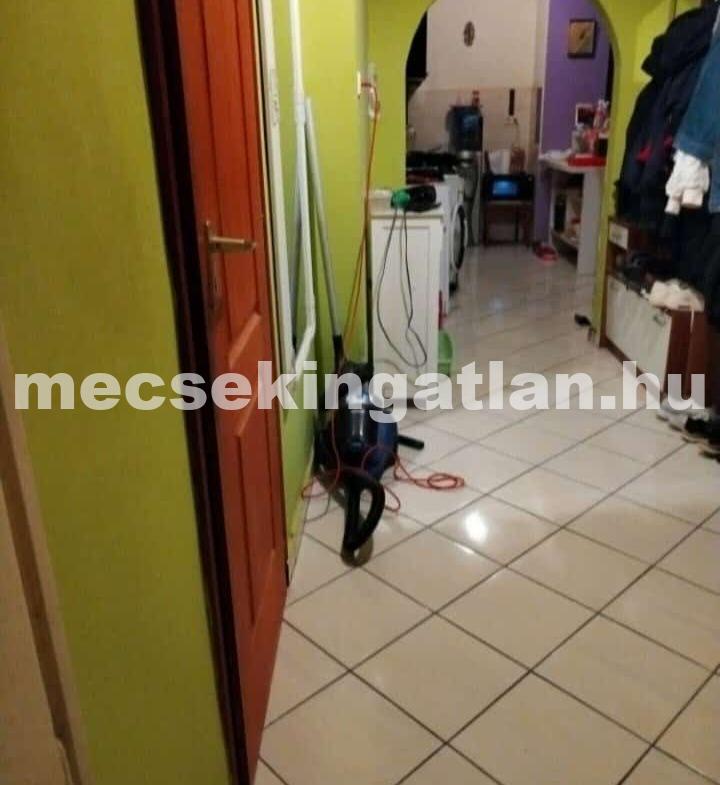Pécsett a Kolozsvár utcában 2 szobás téglalakás eladó!