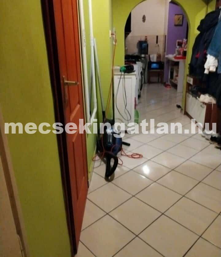 Pécsett a Kolozsvár utcában 2 szobás téglalakás eladó!