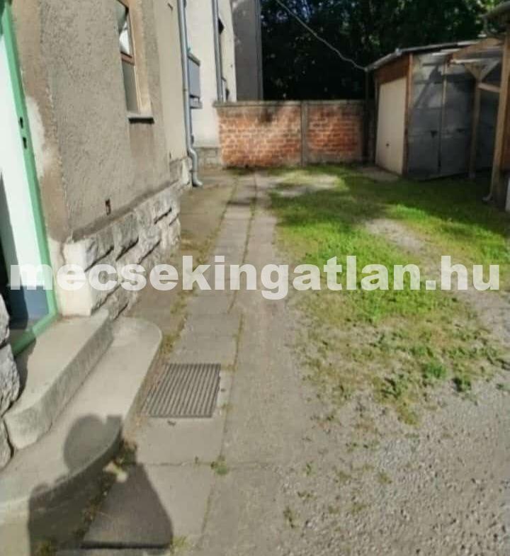 Pécsett a Kolozsvár utcában 2 szobás téglalakás eladó!