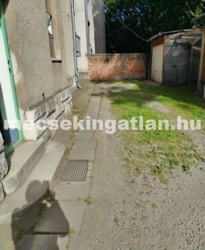 Pécsett a Kolozsvár utcában 2 szobás téglalakás eladó!