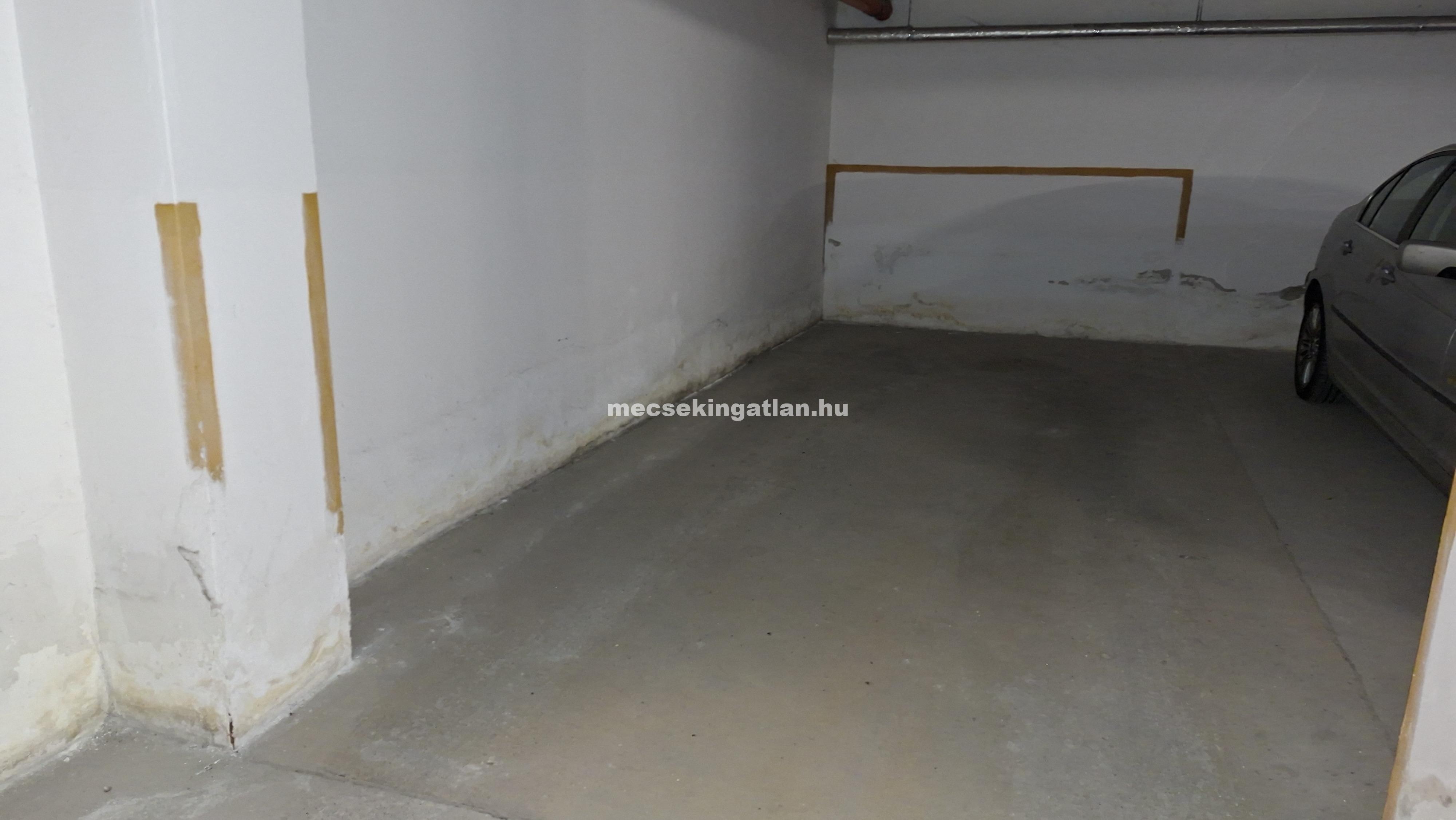 Pécs belvárosában Mária utcában kiadó egy havi kaucióval teremgarázs hely
