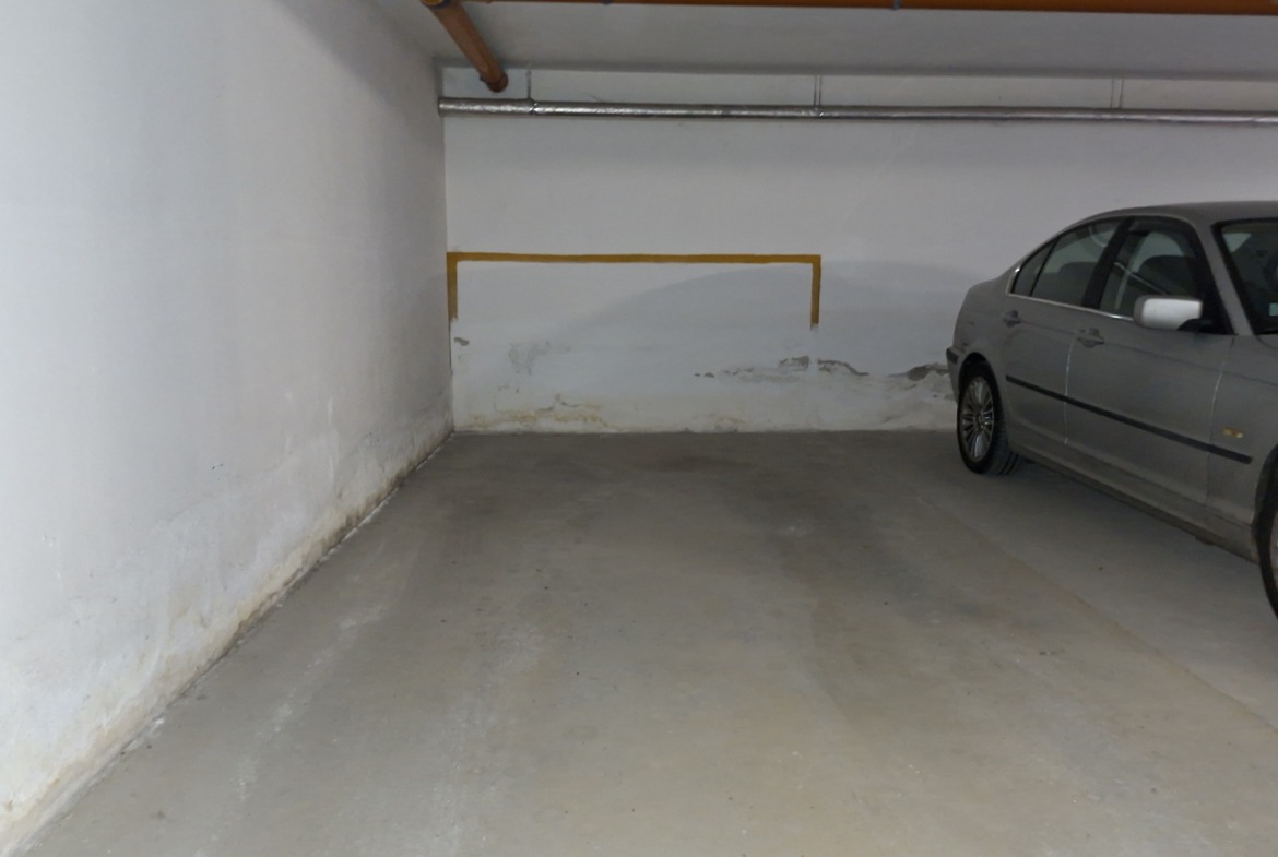 Pécs belvárosában Mária utcában kiadó egy havi kaucióval teremgarázs hely