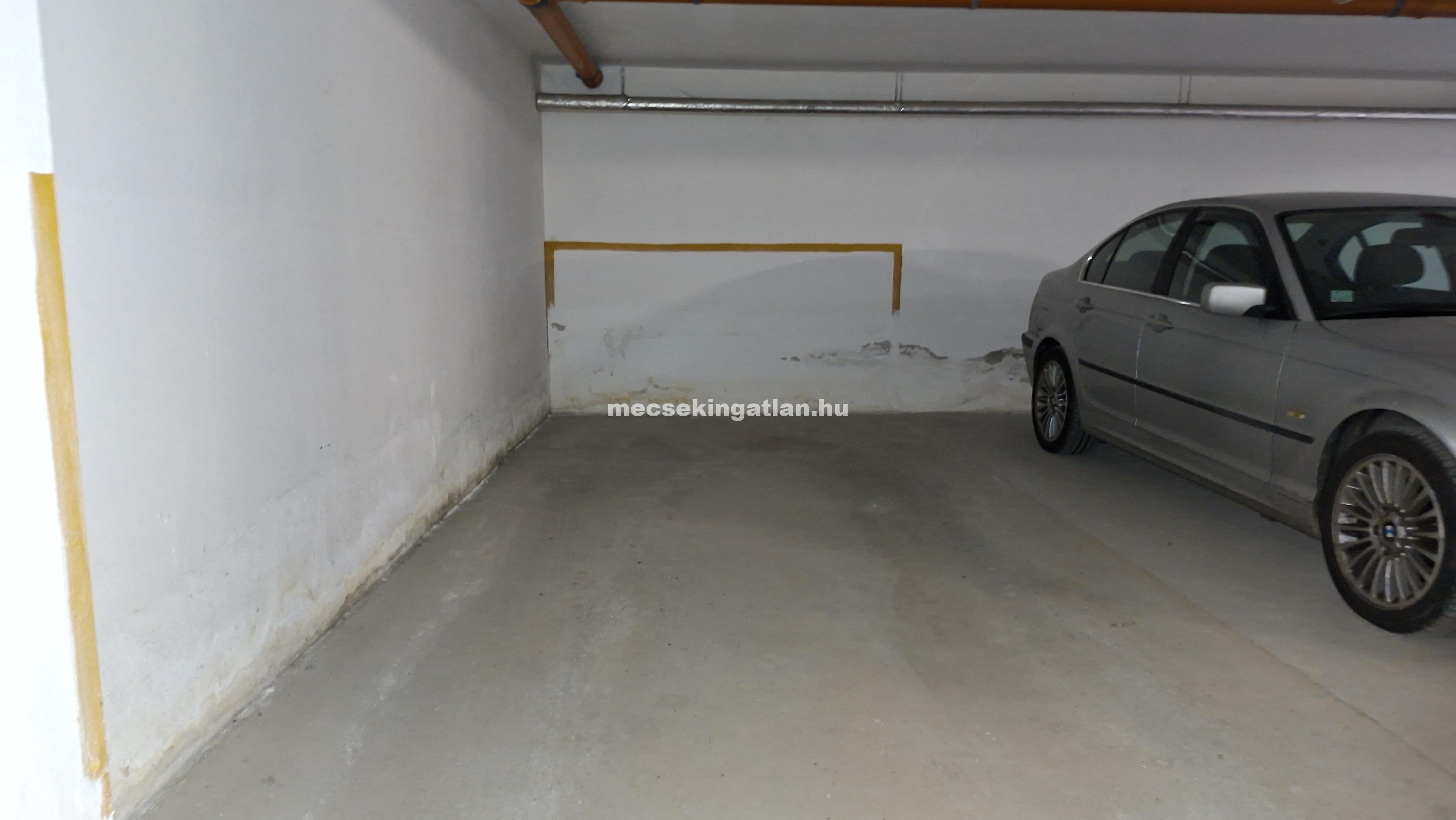 Pécs belvárosában Mária utcában kiadó egy havi kaucióval teremgarázs hely