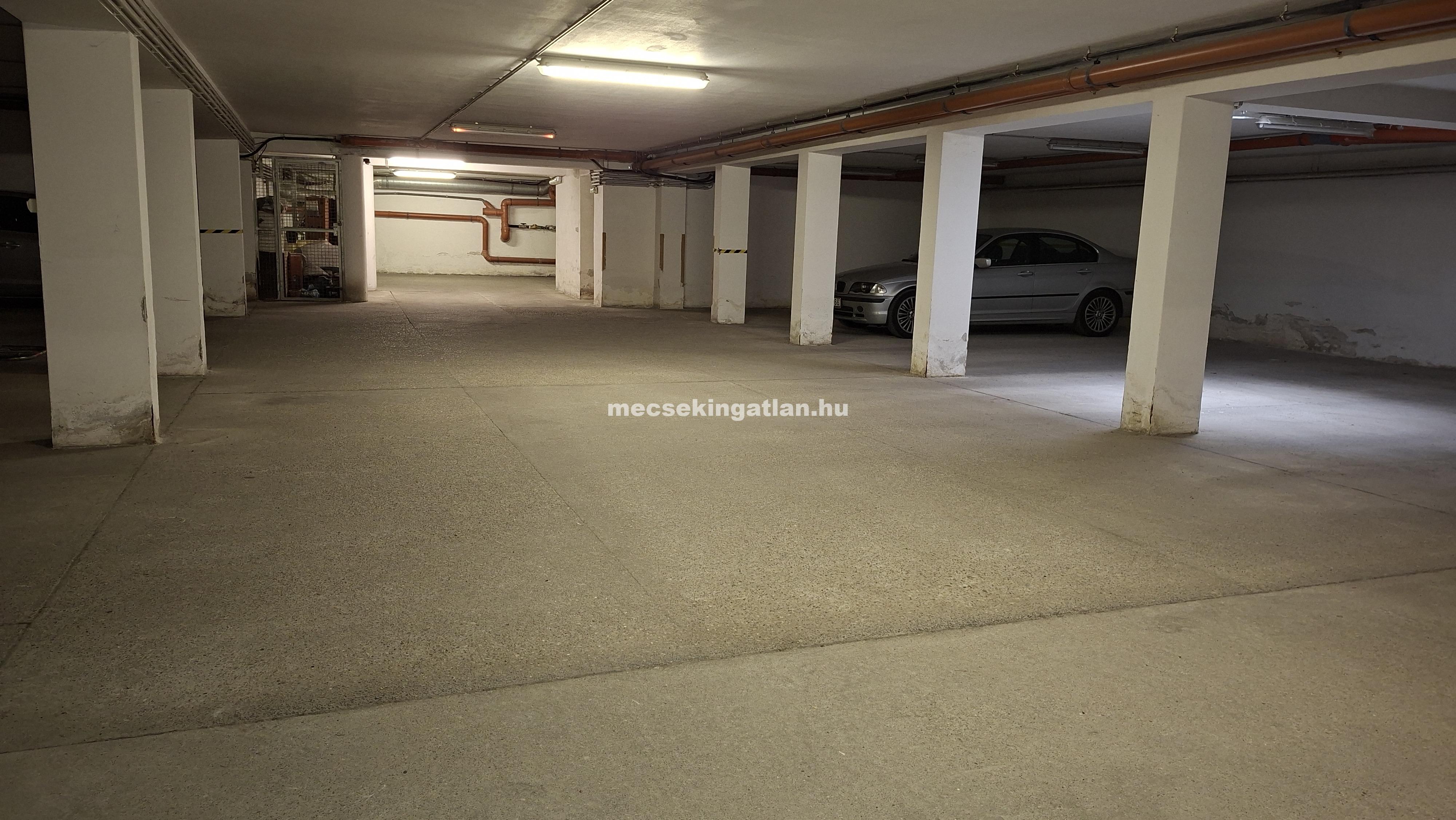 Pécs belvárosában Mária utcában kiadó egy havi kaucióval teremgarázs hely