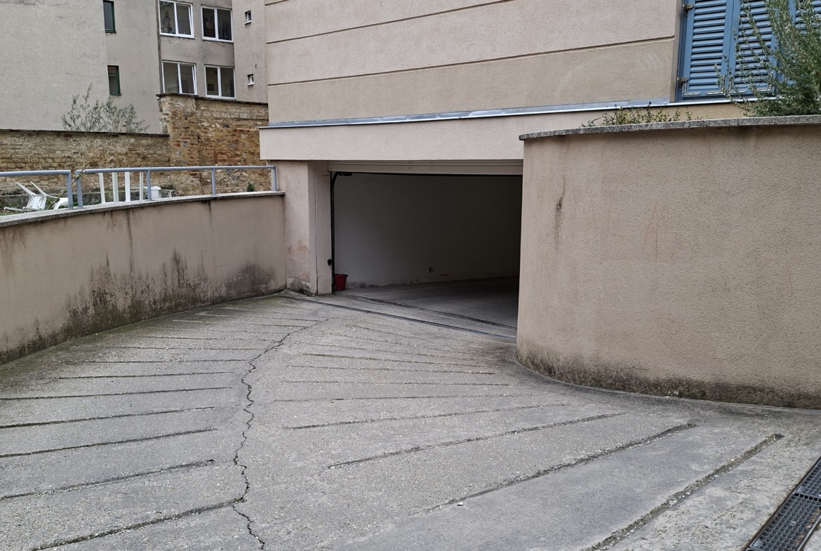 Pécs belvárosában Mária utcában kiadó egy havi kaucióval teremgarázs hely
