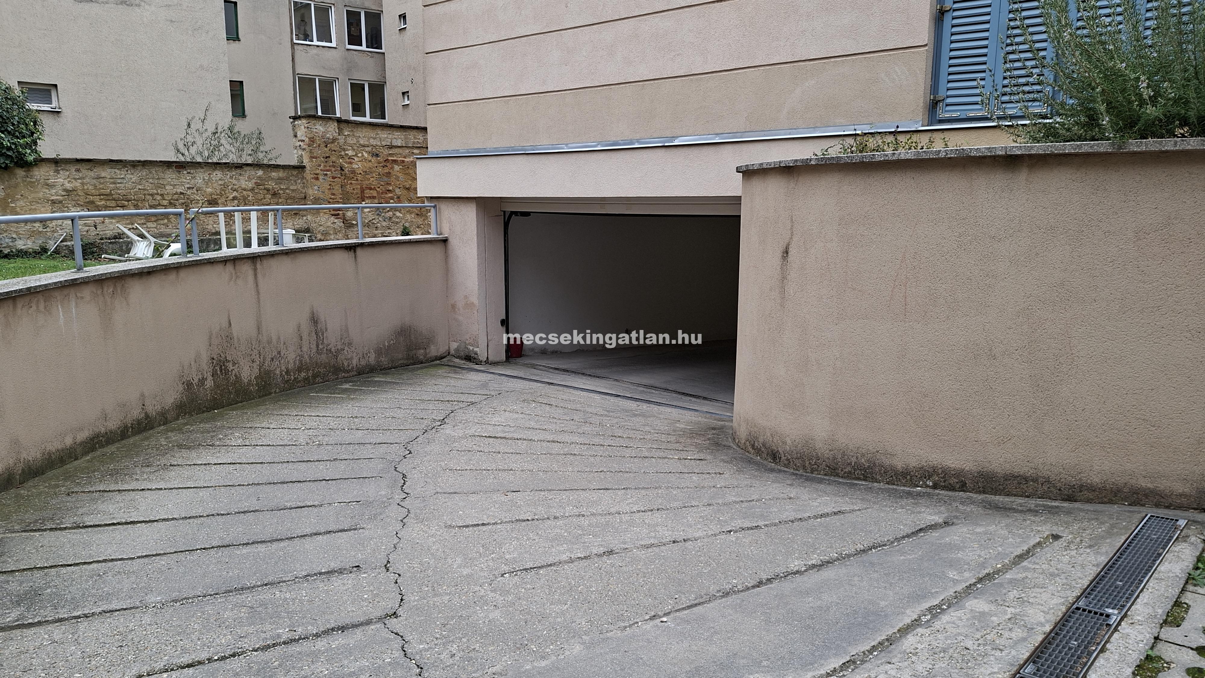 Pécs belvárosában Mária utcában kiadó egy havi kaucióval teremgarázs hely