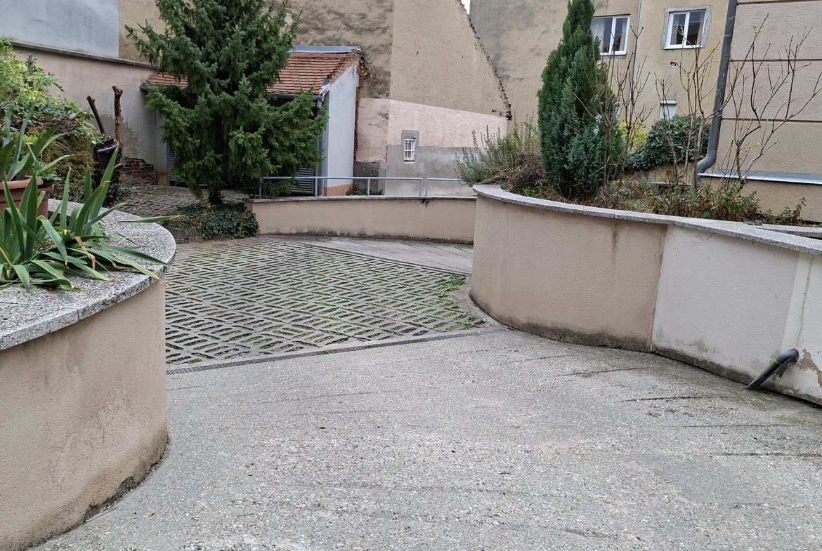 Pécs belvárosában Mária utcában kiadó egy havi kaucióval teremgarázs hely