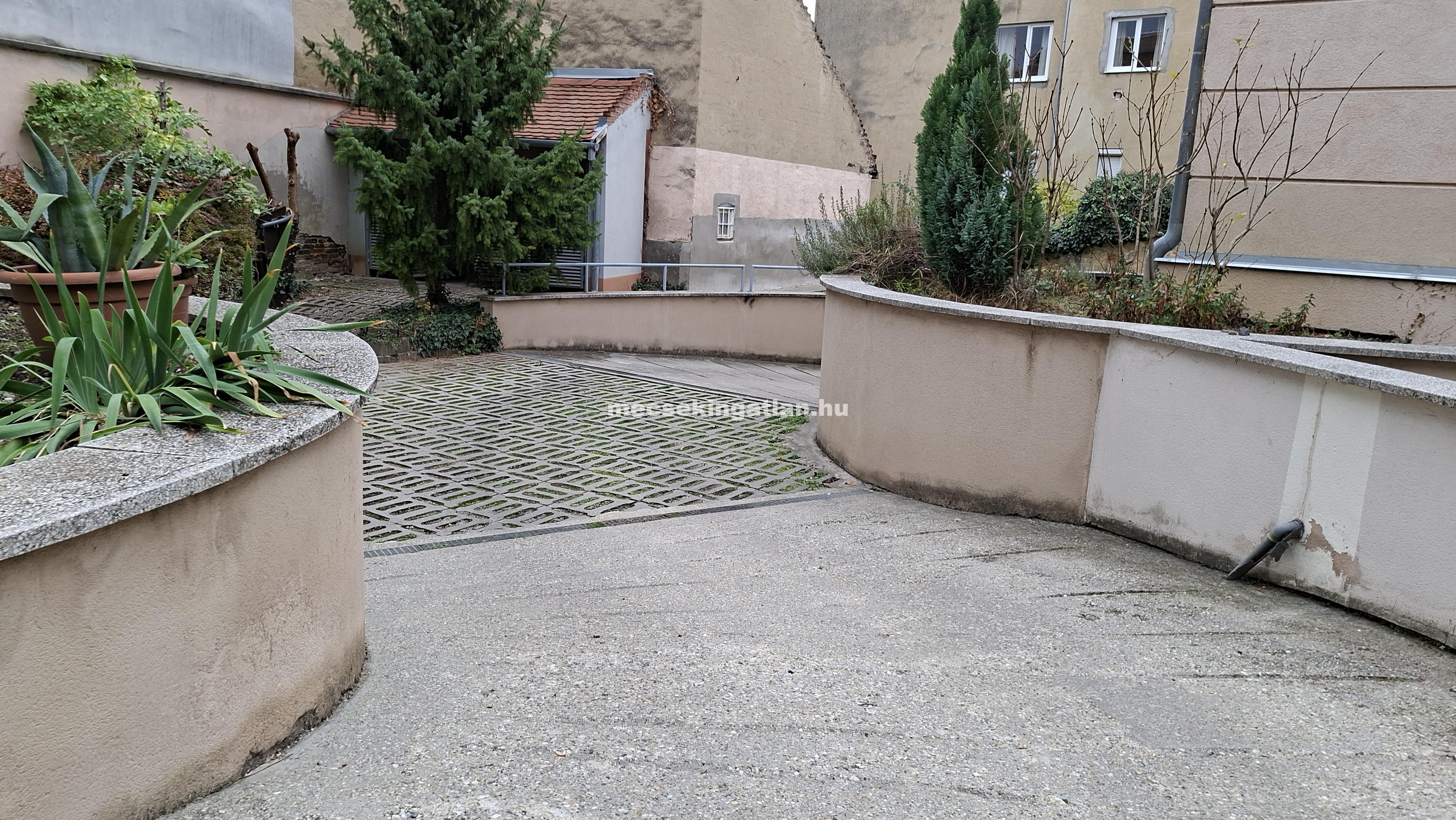 Pécs belvárosában Mária utcában kiadó egy havi kaucióval teremgarázs hely