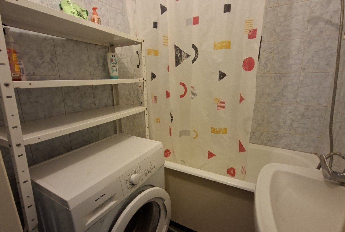 Kiadó Pécsett a Rókusalja utcában 9.emeleti lakásban 1 önálló szoba DIÁKLÁNYNAK