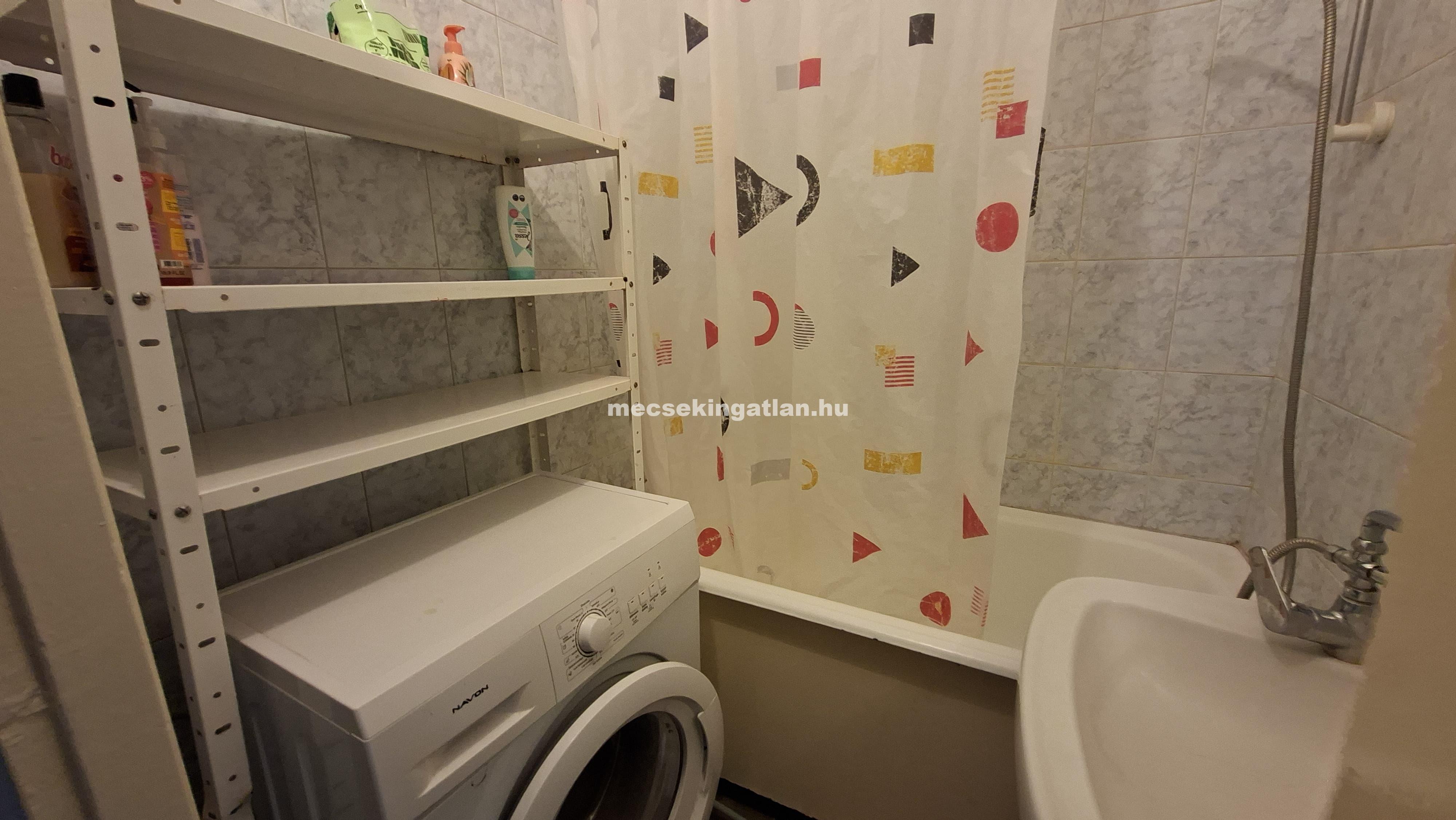 Kiadó Pécsett a Rókusalja utcában 9.emeleti lakásban 1 önálló szoba DIÁKLÁNYNAK