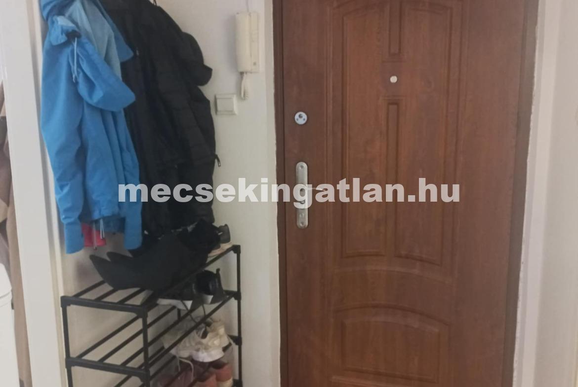 Pécsett az Enyezd utcában harmadik emeleti panellakás eladó!